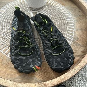 Boys water shoes sz4🥰😍❤️